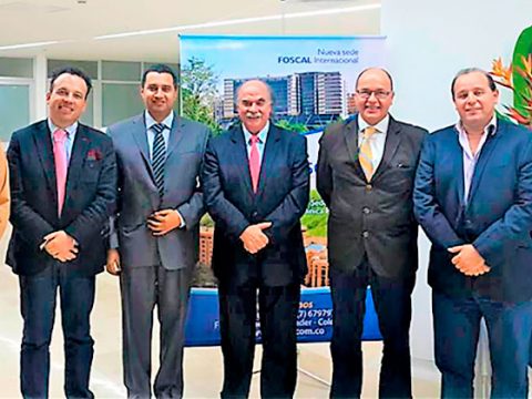 De izquierda a derecha: José Ignacio Ramírez, Mauricio Herrera, Adulkarin Patiño, Alejandro Latorre, Juan Acevedo y Ernesto Intrialgo, presidente de la Sociedad Ecuatoriana de Flebilogia y Linfologia, invitado especial.