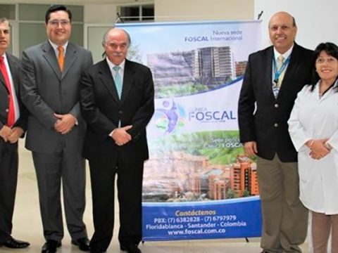 Este es el grupo de especialistas en Angiología y Cirugía Vascular de la Sociedad Colombiana de Angiología y Cirugía Vascular, expositores del II Simposio de Métodos no Invasivos en el Diagnóstico Vascular, que se realizó en la Clínica FOSCAL Internacional. Aparecen de izquierda a derecha: Julio Cesar Carrillo, vocal principal nacional de la Sociedad Colombiana de Angiología y Cirugía Vascular; Camilo Espinel, presidente regional; Alejandro Latorre Parra, exvicepresidente nacional; Juan Guillermo Barrera, presidente nacional y Ligia Mateus, vocal regional.