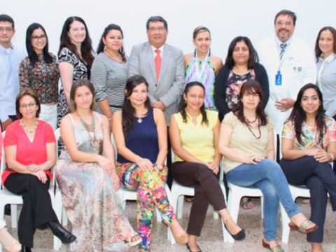 De izquierda a derecha: Claudia Consuelo Torres, Gloria Guzmán, Dalia Lideth Vásquez Blandón, Claudia Patricia Narváez Avellaneda, Ingris Mejía Arias, Sonia Patricia Guecha Vega,Tannia Melissa David Vanegas, Olga Lucia Bello. De pie derecha a izquierda: Paul Anthony Camacho López, Johanna Otero Wandurraga, Juan Carlos Mantilla, Sumathy Rangarajan, Carolina Galvis, Patricio López Jaramillo, Roxanna Solano, Tara McCready, Angélica Álvarez Danétra, Juan Pablo Yepes Albarán, Henry García Lozada.
