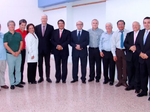 De izquierda a derecha los doctores: Bernardo Useche, Director Investigaciones UNAB; Miguel Urina, Director de Investigación Instituto BIOS de Barranquilla; Henry García, Director de Investigación, Instituto RIESCAR, Tolima; Luis García, Director de Investigaciones CARDIOMED, Pereira; Claudia Sossa, Directora Posgrado Medicina Interna UNAB; Richard Schultz, PhD en Farmacología, Universidad de Alberta, Edmonton, Canadá; Patricio López Jaramillo, Director Investigaciones FOSCAL; Vicente Lahera, Catedrático, Universidad Complutense, Madrid, España; Gregorio Sánchez, Director de Investigaciones, Universidad del Quindío, Armenia; Fredy Trujillo, investigador de la Universidad Libre de Barranquilla; Arístides Sotomayor, Director de la Clínica Cardiovascular Santa Lucia de Cartagena; William Reyes, Decano Facultad de Salud UDES, Juan José Rey, Decano Facultad de Salud UNAB y Juan Carlos Mantilla, Director Médico Clínica FOSCAL.