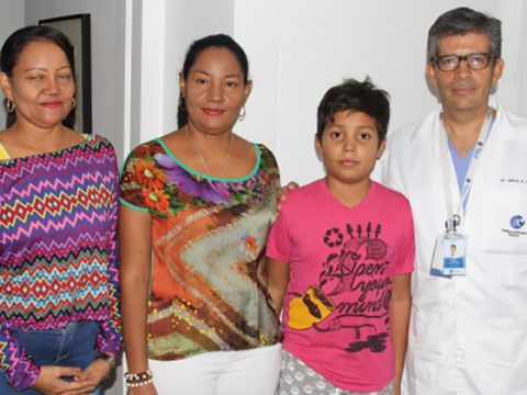 De izquierda a derecha: Edina Molina (tía del menor), Inés Molina Fragoso (madre del menor), Luis Germán Bonivento Molina (paciente), en compañía del doctor Milton Salazar Rey, urólogo de la Clínica FOSCAL.