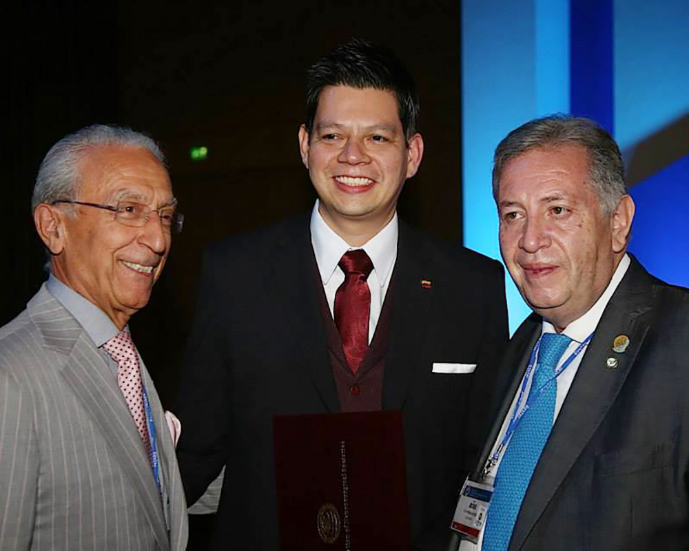 De izquierda a derecha los neurocirujanos: Majid Samii, presidente del Instituto Internacional de Neurociencias - INI, presidente honorario de la Federación Mundial de Neurocirugía; William Omar Contreras López, presidente INS Colombia, neurocirujano Clínica Foscal y Tito Perilla, expresidente Asociación Colombiana de Neurocirugía.