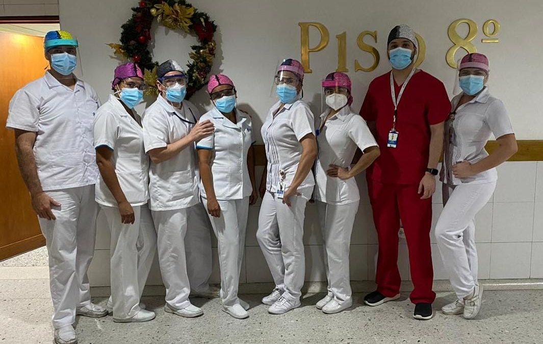 Aparecen en la fotografía de izquierda a derecha: Aux. Enf. Jhon E. Chacón García, Aux. Enf. Ingrid Paola Ramirez Varela, Aux. Enf. Pablito Saavedra, Aux. Enf. Alexandra Corredor, Enf. Jefe Yadira Aguilar Camacho, Enf. Jefe Adriana Marcela Torres Peña, Dr. Kevin Andrés Manríque Díaz, Enf. Jefe Camila Pereira Florez