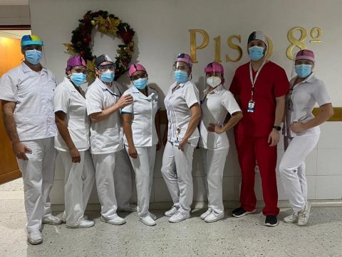 Aparecen en la fotografía de izquierda a derecha: Aux. Enf. Jhon E. Chacón García, Aux. Enf. Ingrid Paola Ramirez Varela, Aux. Enf. Pablito Saavedra, Aux. Enf. Alexandra Corredor, Enf. Jefe Yadira Aguilar Camacho, Enf. Jefe Adriana Marcela Torres Peña, Dr. Kevin Andrés Manríque Díaz, Enf. Jefe Camila Pereira Florez
