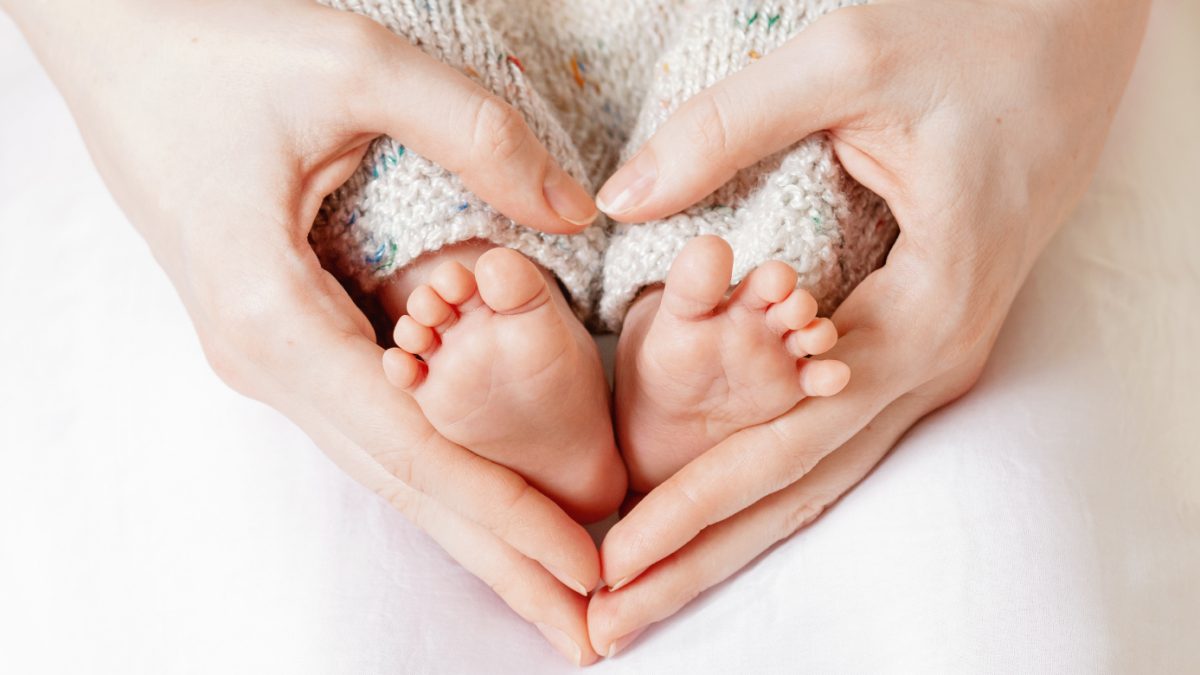 Un abrazo tan amoroso que salva vidas: Método mamá canguro