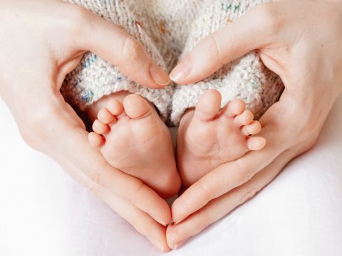 Un abrazo tan amoroso que salva vidas: Método mamá canguro